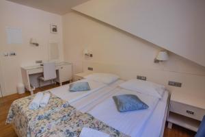 Rúm í herbergi á Hotel Pleter
