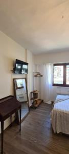 1 dormitorio con cama, espejo y mesa en Luxury Studio Palermo- 7 min by car from Aeroparque Airport en Buenos Aires