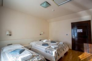 Rúm í herbergi á Hotel Pleter