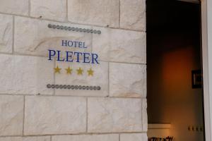 Vottorð, verðlaun, skilti eða annað skjal til sýnis á Hotel Pleter