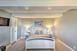 Point RichmondWalk to Keller Beach Waterfront Studio with Hot Tub的卧室配有白色的床和2个床头柜