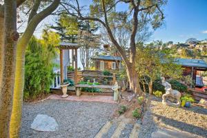 dom z ławką w ogródku w obiekcie Luxury Studio with Hot Tub and San Francisco Bay Views w mieście Point Richmond