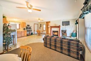 uma sala de estar com um sofá e uma lareira em Rustic Iowa Cabin 10 Mi to Maquoketa Caves em Spragueville