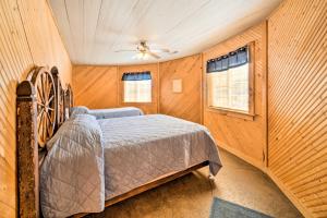 um quarto com uma cama e uma ventoinha de tecto em Rustic Iowa Cabin 10 Mi to Maquoketa Caves em Spragueville