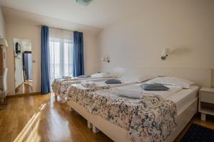 Rúm í herbergi á Hotel Pleter