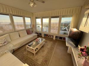 Μια τηλεόραση ή/και κέντρο ψυχαγωγίας στο Villa Bella Vista - near the Beach and AirPort