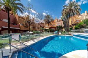 Bazén v ubytovaní Tropical Palmy 3 bedroom Townhouse in Nueva Andalucia close to Puerto Banus alebo v jeho blízkosti