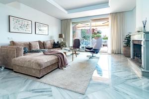 Posedenie v ubytovaní Tropical Palmy 3 bedroom Townhouse in Nueva Andalucia close to Puerto Banus
