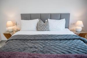 Posteľ alebo postele v izbe v ubytovaní Tropical Palmy 3 bedroom Townhouse in Nueva Andalucia close to Puerto Banus