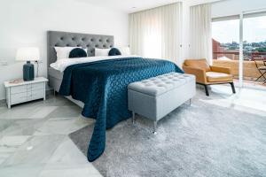 Posteľ alebo postele v izbe v ubytovaní Tropical Palmy 3 bedroom Townhouse in Nueva Andalucia close to Puerto Banus