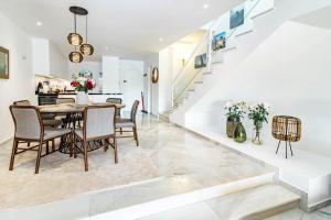 Posedenie v ubytovaní Tropical Palmy 3 bedroom Townhouse in Nueva Andalucia close to Puerto Banus