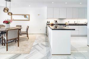 Kuchyňa alebo kuchynka v ubytovaní Tropical Palmy 3 bedroom Townhouse in Nueva Andalucia close to Puerto Banus