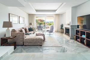 Posedenie v ubytovaní Tropical Palmy 3 bedroom Townhouse in Nueva Andalucia close to Puerto Banus