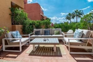 Posedenie v ubytovaní Tropical Palmy 3 bedroom Townhouse in Nueva Andalucia close to Puerto Banus