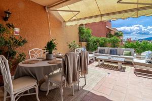 Posedenie v ubytovaní Tropical Palmy 3 bedroom Townhouse in Nueva Andalucia close to Puerto Banus