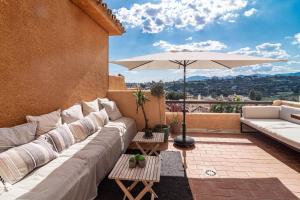 Balkón alebo terasa v ubytovaní Tropical Palmy 3 bedroom Townhouse in Nueva Andalucia close to Puerto Banus