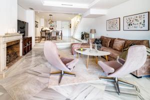 Posedenie v ubytovaní Tropical Palmy 3 bedroom Townhouse in Nueva Andalucia close to Puerto Banus