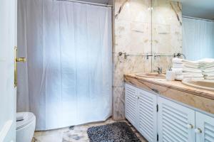 Kúpeľňa v ubytovaní Tropical Palmy 3 bedroom Townhouse in Nueva Andalucia close to Puerto Banus