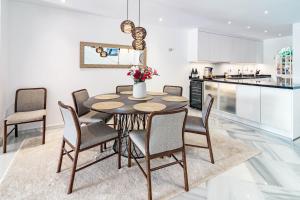 Kuchyňa alebo kuchynka v ubytovaní Tropical Palmy 3 bedroom Townhouse in Nueva Andalucia close to Puerto Banus