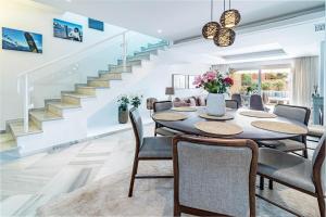 Posedenie v ubytovaní Tropical Palmy 3 bedroom Townhouse in Nueva Andalucia close to Puerto Banus