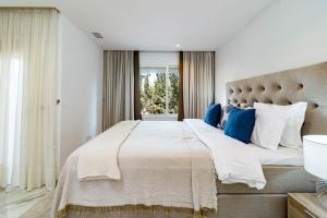 Posteľ alebo postele v izbe v ubytovaní Tropical Palmy 3 bedroom Townhouse in Nueva Andalucia close to Puerto Banus + 37 fotografií