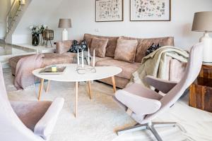Posedenie v ubytovaní Tropical Palmy 3 bedroom Townhouse in Nueva Andalucia close to Puerto Banus