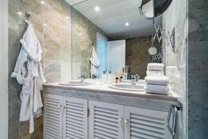 Kúpeľňa v ubytovaní Tropical Palmy 3 bedroom Townhouse in Nueva Andalucia close to Puerto Banus
