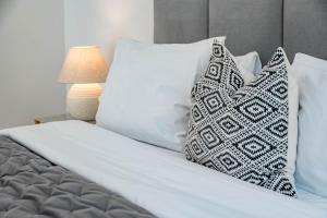 Posteľ alebo postele v izbe v ubytovaní Tropical Palmy 3 bedroom Townhouse in Nueva Andalucia close to Puerto Banus