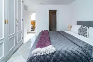 Posteľ alebo postele v izbe v ubytovaní Tropical Palmy 3 bedroom Townhouse in Nueva Andalucia close to Puerto Banus