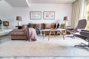 Posedenie v ubytovaní Tropical Palmy 3 bedroom Townhouse in Nueva Andalucia close to Puerto Banus