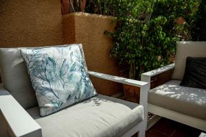 Posedenie v ubytovaní Tropical Palmy 3 bedroom Townhouse in Nueva Andalucia close to Puerto Banus
