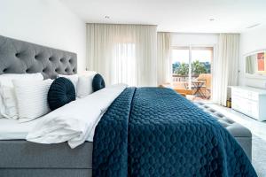 Posteľ alebo postele v izbe v ubytovaní Tropical Palmy 3 bedroom Townhouse in Nueva Andalucia close to Puerto Banus