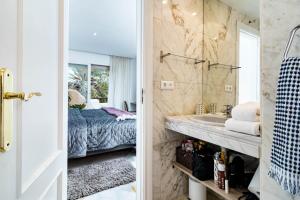 Posteľ alebo postele v izbe v ubytovaní Tropical Palmy 3 bedroom Townhouse in Nueva Andalucia close to Puerto Banus