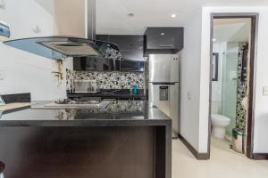 Kuchyň nebo kuchyňský kout v ubytování Loft moderno en El Poblado con vista y parqueadero Mio Lofts