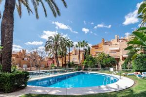 Bazén v ubytovaní Tropical Palmy 3 bedroom Townhouse in Nueva Andalucia close to Puerto Banus alebo v jeho blízkosti