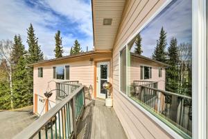 uma varanda de uma casa com um alpendre em Hillside Anchorage Home by Hiking and Biking Trails! em Anchorage