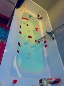 uma banheira cheia de água num quarto em La bombonera d ourika em Marrakech