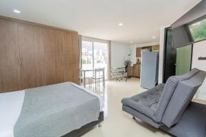 Postel nebo postele na pokoji v ubytování Loft moderno en El Poblado con vista y parqueadero Mio Lofts
