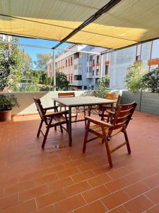 un tavolo da picnic e sedie su un patio di Appartamento con terrazza e parcheggio privato a Pontedera
