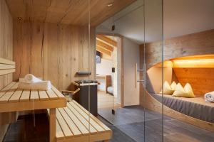 Hotel Tirol Fiss 4Sterne Superior客房内的一张或多张床位