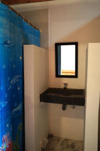 baño con lavabo y ventana en Cabaña Caminito- Cerca al mar al lado de Turipaná, 7 a 12 personas en Carretal