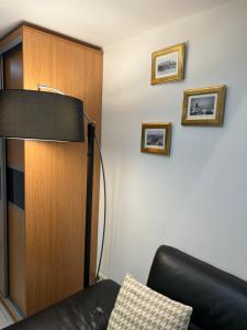 ブダペストにあるWalkway Apartment Deluxeの黒い革張りの椅子とドアが備わる部屋