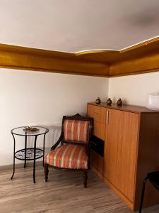 una sedia e un tavolo in una stanza di Walkway Apartment Deluxe a Budapest
