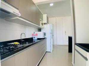Kuchyň nebo kuchyňský kout v ubytování Maravilhoso apartamento 100m Mar - MB04G