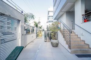 un pasillo de un edificio con escaleras y un banco en Maravilhoso apartamento 100m Mar - MB04G, en Florianópolis