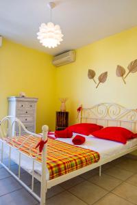 - une chambre avec un grand lit et des oreillers rouges dans l'établissement Côté mer, à Marseille