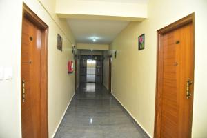 un corridoio vuoto con due porte e un corridoio di SAI SADHAN RESIDENCY a Chittoor