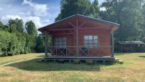 普孔Cabañas Rukafun 1的田野中间的红色小舱