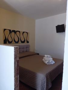 Una cama en una habitación con dos toallas. en Villa Lucia en Lampedusa