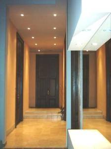 un pasillo de un edificio con un reflejo en un espejo en HIP YRI - DOWN TOWN-ELEGANTE LOFT-Duplex para 2 personas - LA PAGA DEBE SER A TRAVÉS DE PAYPAL Y POR ADELANTADO en Buenos Aires